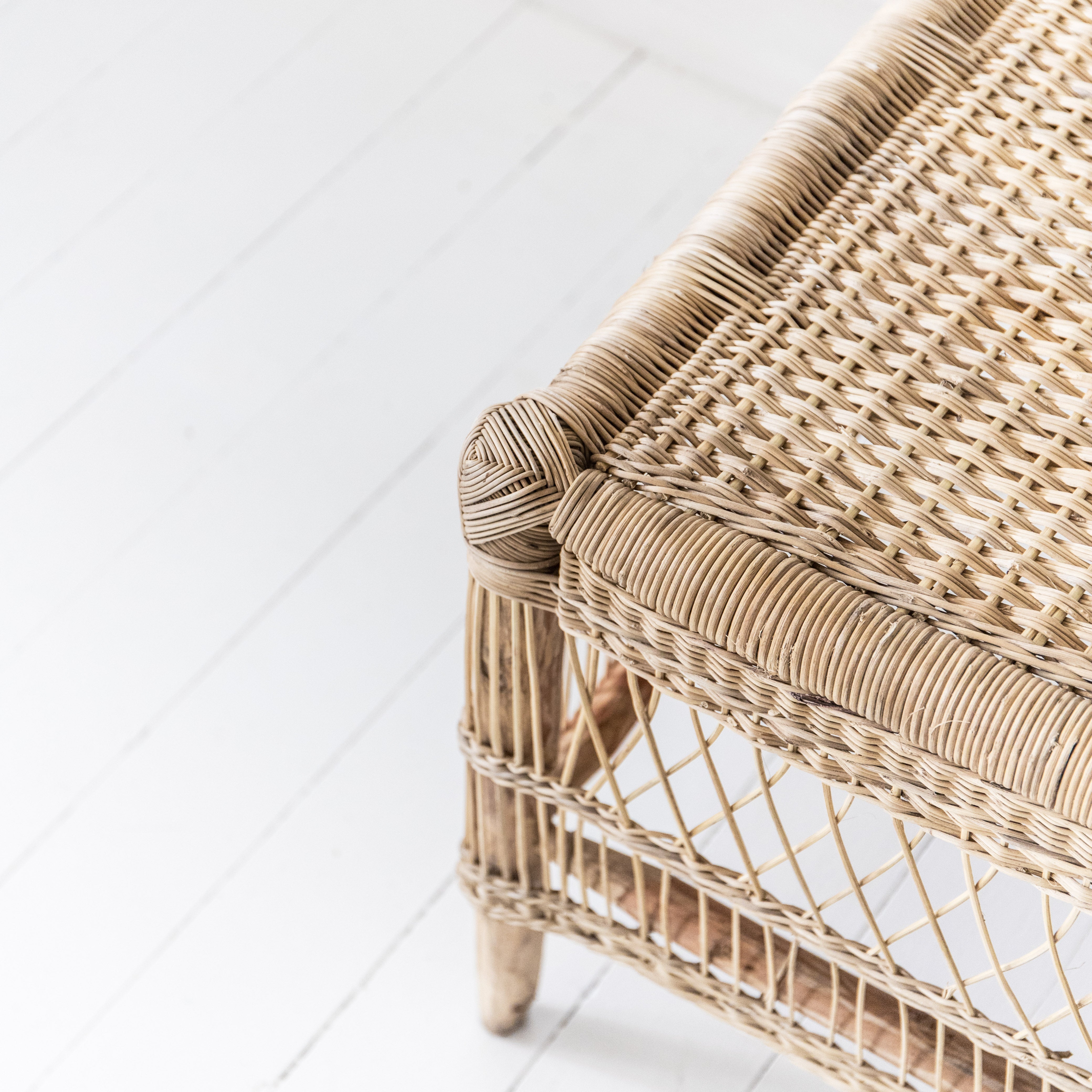 traditional open-weave coffee table/bench